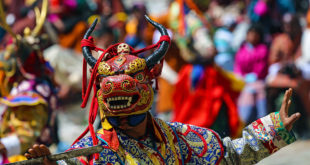 Maskentanz beim Klosterfestival in Bhutan