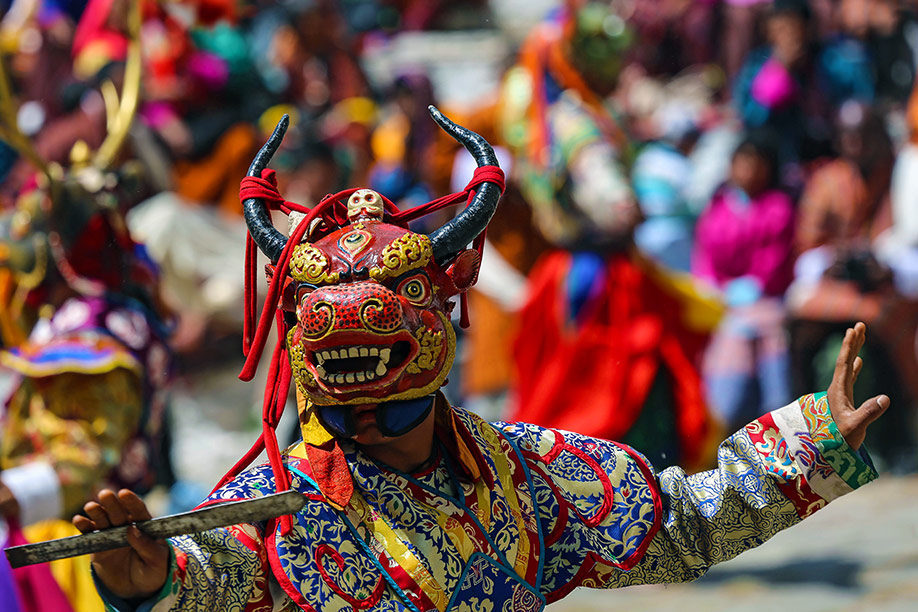 Maskentanz beim Klosterfestival in Bhutan