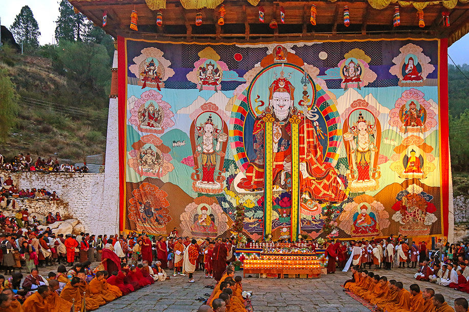 buddhistisches Rollbild Thangka beim Klosterfestival in der Stadt Paro in Bhutan