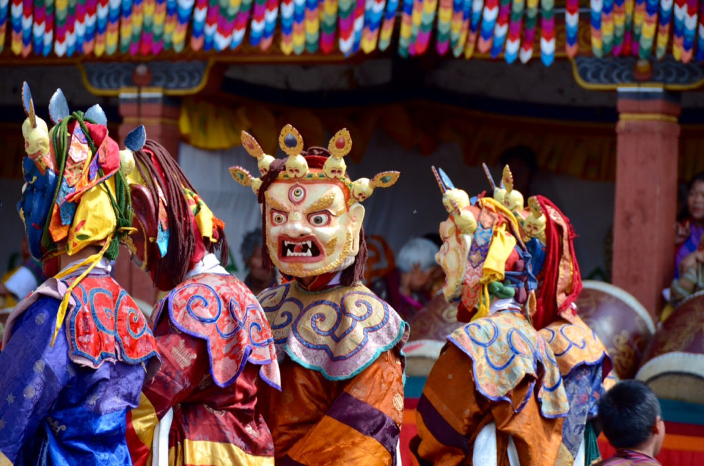 bunte Kostüme beim Tshechufest in Bhutan