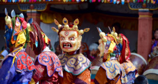 bunte Kostüme beim Tshechufest in Bhutan