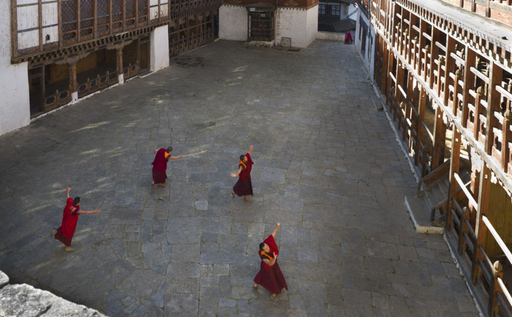 Mönche in der Festung Trongsa Dzong in Bhutan