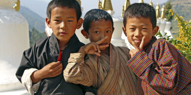 bhutanische Jungs in Trashigang in Bhutan