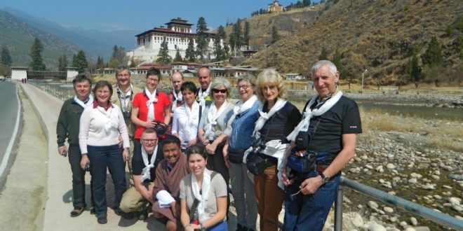 Reisegruppe vor dem Dzong in Paro in Bhutan